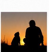 Persona e cane al tramonto